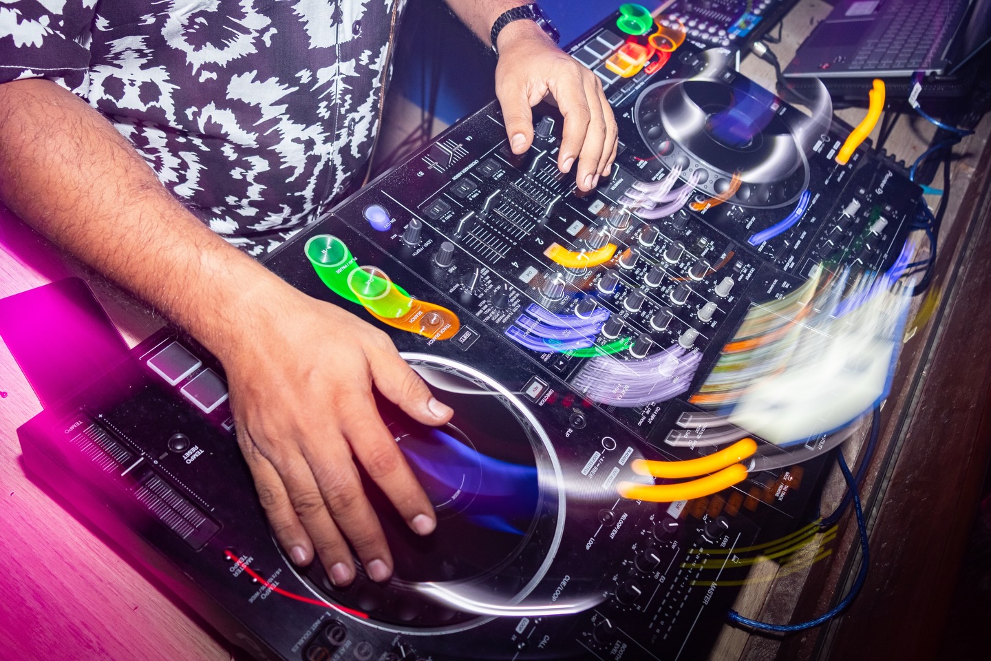 DJ set at Rhythms Gastro Bar Cartagena — Festival Náutico after-party vibes